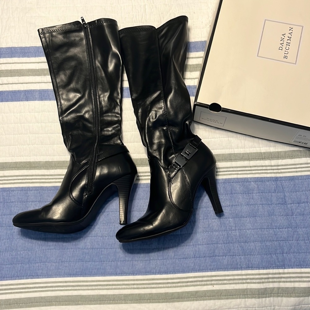 EUC black boots worn once size 8 1/2
